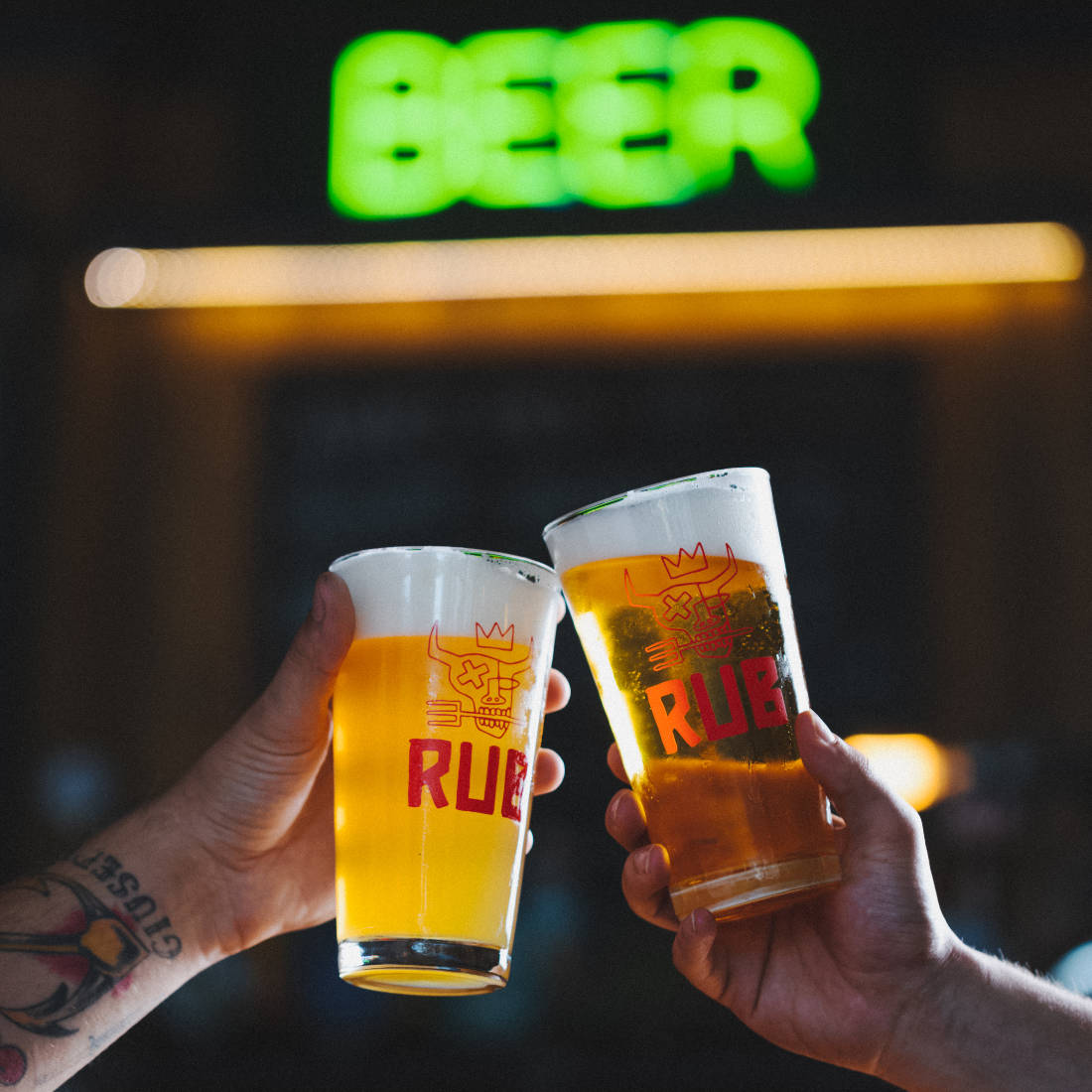 immagine decorativa di un brindisi con due birre